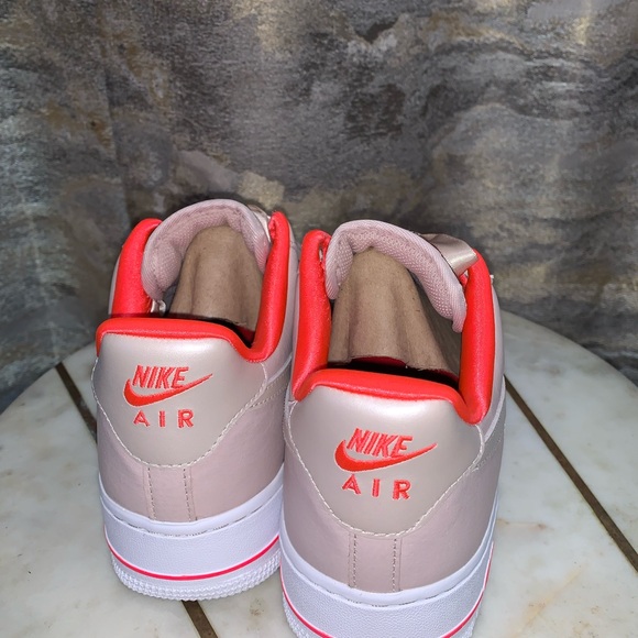 Nike women’s Air Force 1 '07 'Fossil Stone Laser Crimson' Size 9 - Picture 7 of 13